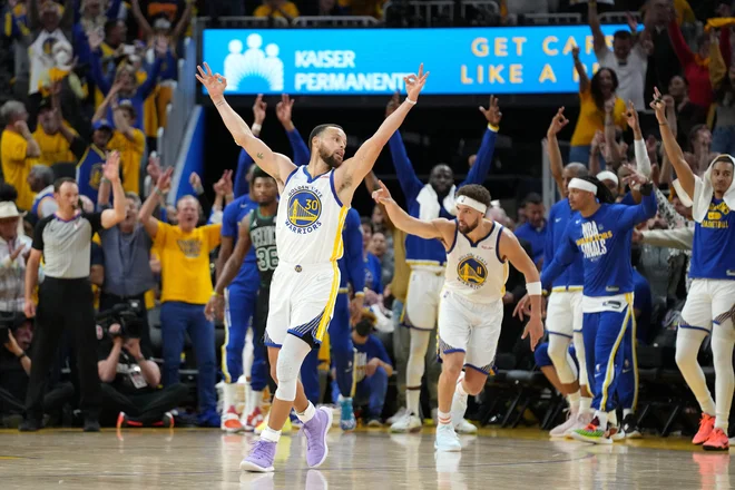 Stephen Curry in Klay Thompson (v ozadju) proslavljata po košu v drugem polčasu tekme št. 5. FOTO: Kyle Terada/USA Today Sports

