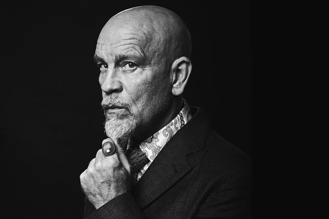 &raquo;Vedno mi je v užitek sodelovati z Alekseyem Igudesmanom, Hyung-ki Joo ter številnimi drugimi nadarjenimi in razmišljajočimi mladimi klasičnimi glasbeniki,&laquo; je dejal John Malkovich. FOTO: Sandro Miller
