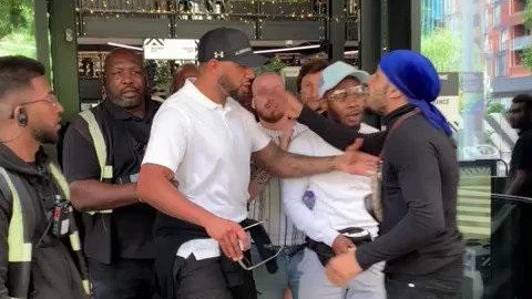 Fotografija: Julius Francis (drugi z leve) se je spet pojavil na naslovnicah britanskih medijev. FOTO: Twitter