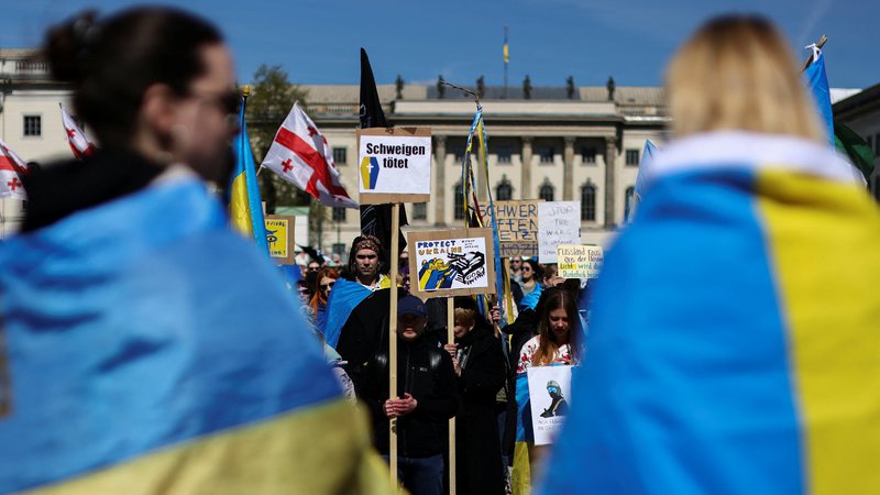 Fotografija: Shod v podporo Ukrajini je sredi aprila spravil na berlinske ulice množico ljudi. Foto: Christian Mang/Reuters
