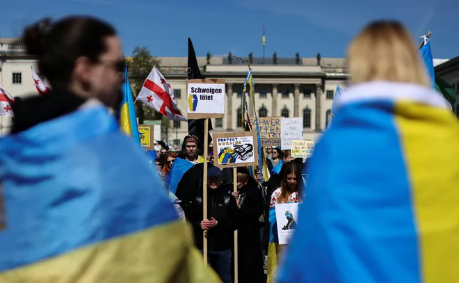 Shod v podporo Ukrajini je sredi aprila spravil na berlinske ulice množico ljudi. Foto: Christian Mang/Reuters
