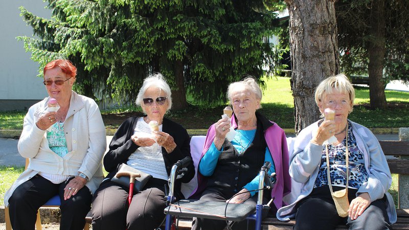 Fotografija: Sladoledni dan pred v škofjeloškem centru slepih, slabovidnih in starejših. FOTO: Denis Kamnar
