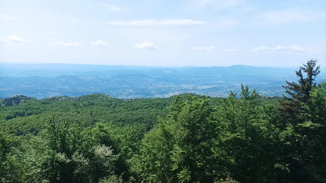 Pogled seže do Savudrije in globoko v Padsko nižino. FOTO: Mitja Felc
