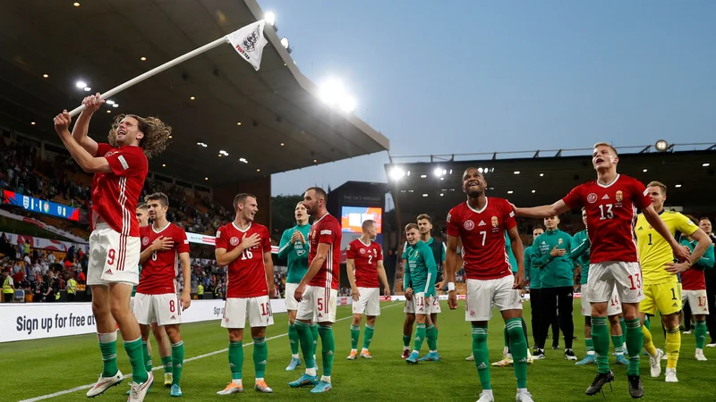 Fotografija: Adam Szalai je med proslavljanjem zmage zgrabil zastavico, ki označuje kot na štadionu premierligaša Wolverhampton Wanderers. FOTO: Adrian Dennis/AFP