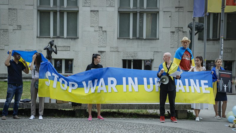 Fotografija: Vojna v Ukrajini je že globoko v četrtem mesecu, zato je samoumevno, da se vrstijo pozivi k razumnemu ravnanju vseh, ki bi lahko prispevali h koncu morije. Foto Jože Suhadolnik/Delo
