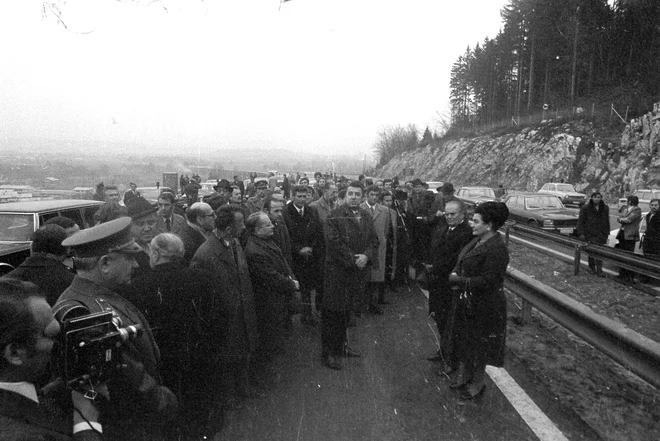 Josip Broz Tito in njegova žena Jovanka sta si avtocesto ogledala dva tedna pred odprtjem. FOTO: Edi Šelhaus
