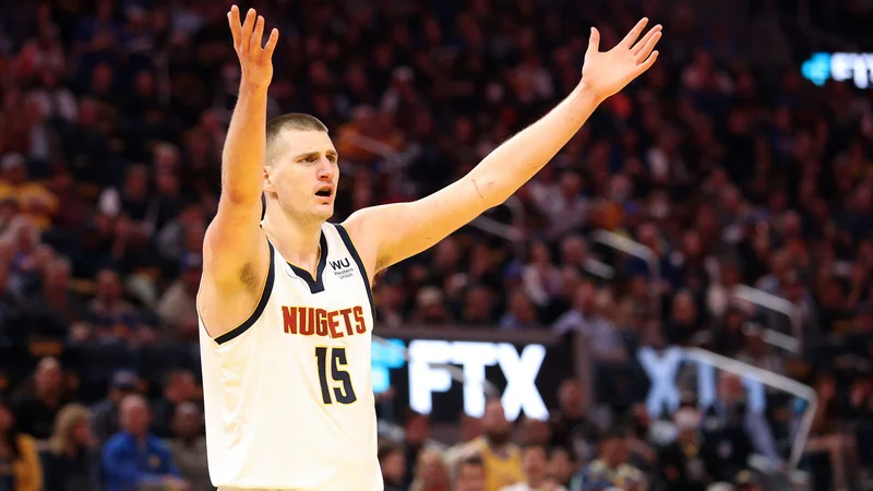Fotografija: Nikolo Jokića, v ekipi Denver Nuggets soigralca slovenskega reprezentanta Vlatka Čančarja, so v ligi NBA v začetku maja še drugič zapored izbrali za najkoristnejšega igralca rednega dela sezone (MVP). FOTO: Ezra Shaw/AFP
