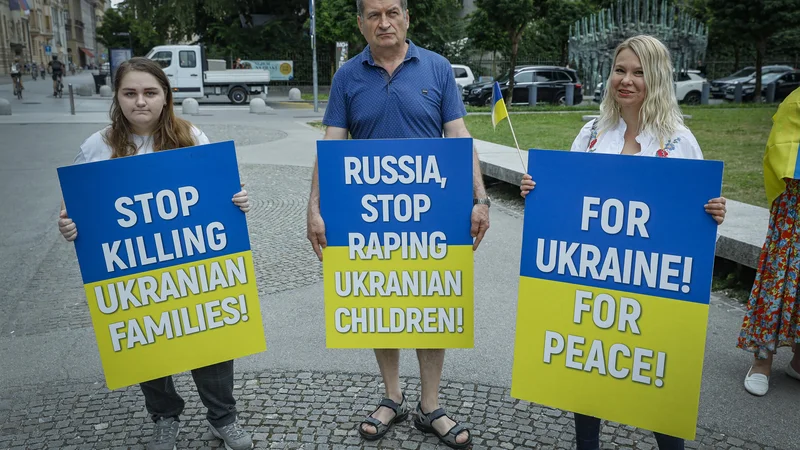 Fotografija: Vlado Republike Slovenije pozivamo k razumnemu oblikovanju stališča do vojne v Ukrajini in k uresničevanju zaveze iz koalicijske pogodbe, da bo vlada na področju zunanje in obrambne politike izhajala iz »ustavnega načela mirovne politike ter kulture miru in nenasilja«. Foto Jože Suhadolnik/Delo
