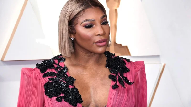 Fotografija: Serena Williams na rdeči preprogi pred dvorano Dolby v Hollywoodu, kjer so marca podelili oskarje, enega za glavno moško vlogo je osvojil tudi kasneje močno osramočeni Will Smith, ki je v filmu Kralj Richard upodobil njenega očeta. FOTO: Profimedia