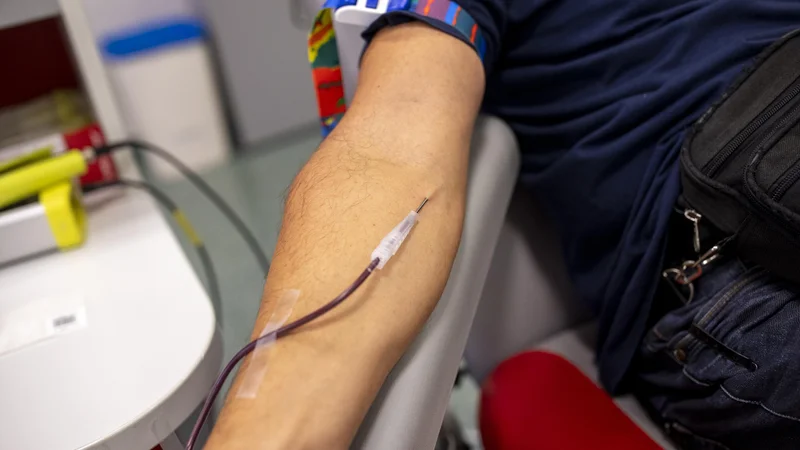 Fotografija: Možnost okužbe z virusom hiv in drugimi virusi, ki se prenašajo s krvjo, je odvisna od spolnega vedenja, ki pa s spolno usmerjenostjo in spolom ni nujno povezano. FOTO: Voranc Vogel/Delo