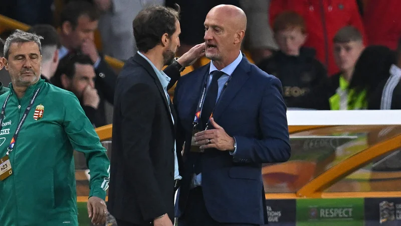 Fotografija: Marco Rossi (desno) pozdravlja kolega Garetha Southgata po koncu tekme na štadionu Molineux. FOTO: Paul Ellis/AFP
