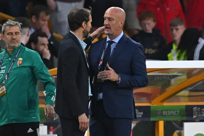 Marco Rossi (desno)&nbsp;pozdravlja kolega Garetha&nbsp;Southgata po&nbsp;koncu tekme na štadionu Molineux. FOTO: Paul Ellis/AFP
