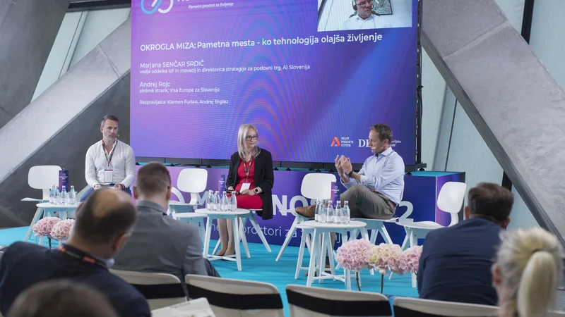 Fotografija: Marjana Senčar Srdič iz A1 Slovenija z razpravljalcema na konferenci Mobilnost Andrejem Brglezem (na desni) in. Klemnom Furlanom. FOTO: Jure Eržen/Delo
