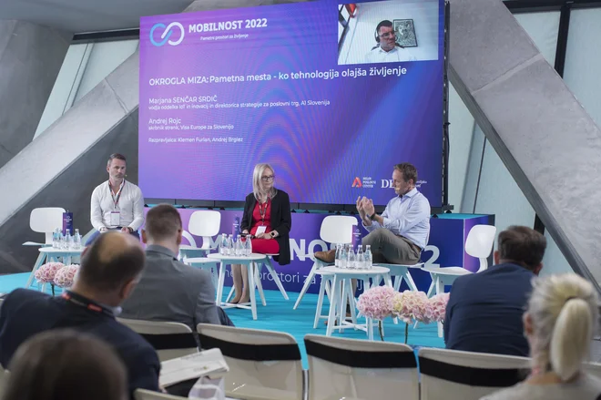 Marjana Senčar Srdič iz A1 Slovenija z razpravljalcema na konferenci Mobilnost Andrejem Brglezem (na desni) in. Klemnom Furlanom. FOTO: Jure Eržen/Delo

