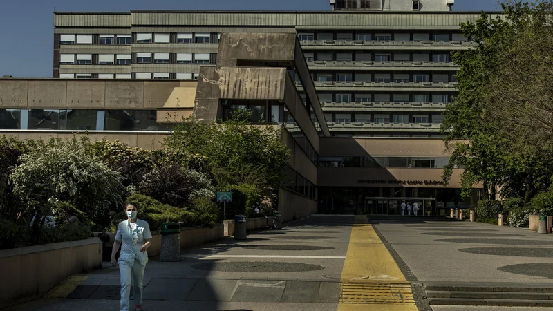 Fotografija: V ponedeljek so se na severni strani zahodnega trakta ljubljanskega kliničnega centra začela gradbena dela. FOTO: Voranc Vogel/Delo