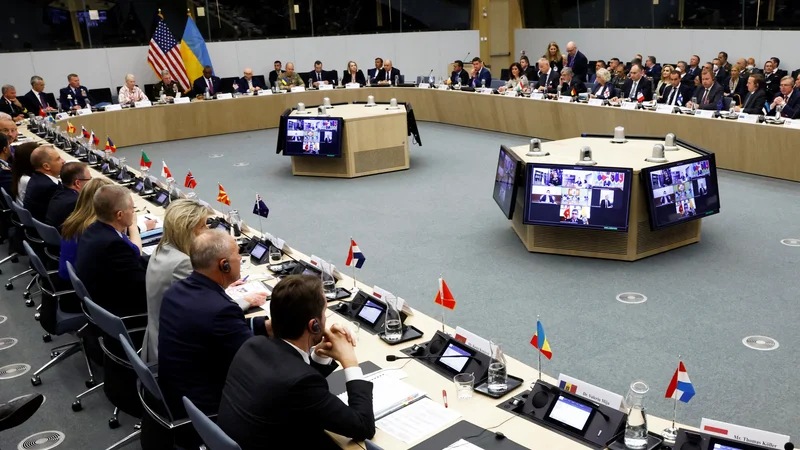 Fotografija: Pred začetkom zasedanja ministrov se je zbrala kontaktna skupina za podporo Ukrajini, ki deluje pod vodstvom ZDA in v kateri deluje širši krog držav, kot je Nato. FOTO: Yves Herman/Reuters