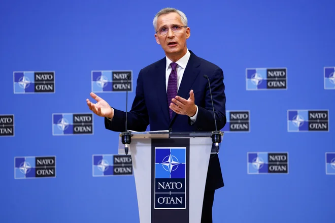 Generalni sekretar Nata Jens Stoltenberg je ocenil, da bi zaveznice za Ukrajino, ki je v kritičnem stanju, morale narediti še več. FOTO: Yves Herman/Reuters
