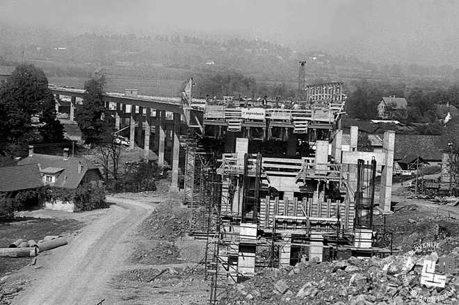 Gradbena dela na viaduktu Verd. Prvi pododsek od treh Vrhnika–Logatec je gradilo podjetje Jugoslavijaput iz Beograda. FOTO: Edi Šelhaus, hrani Muzej novejše zgodovine Slovenije
