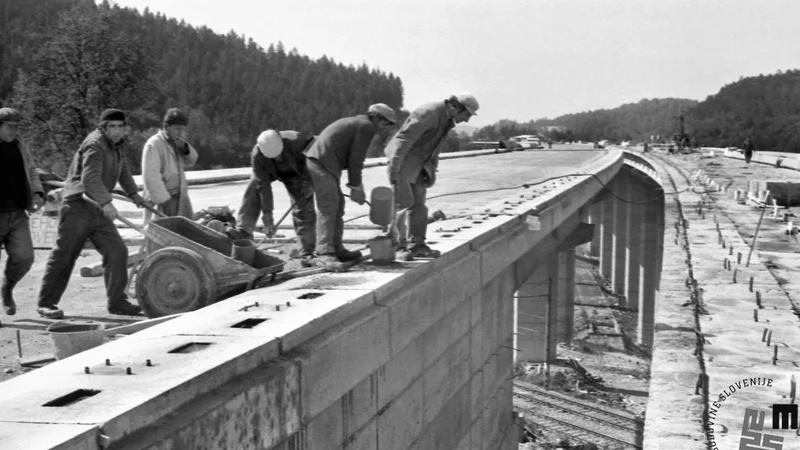 Fotografija: Delavce so pripeljali iz tako rekoč vse Jugoslavije. Na fotografiji viadukt Ravbarkomanda. FOTO: Marjan Ciglič, hrani Muzej novejše zgodovine Slovenije
