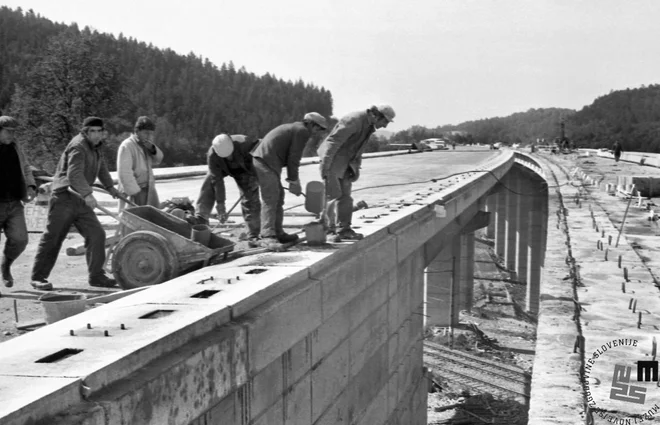 Delavce so pripeljali iz tako rekoč vse Jugoslavije. Na fotografiji viadukt Ravbarkomanda. FOTO: Marjan Ciglič, hrani Muzej novejše zgodovine Slovenije
