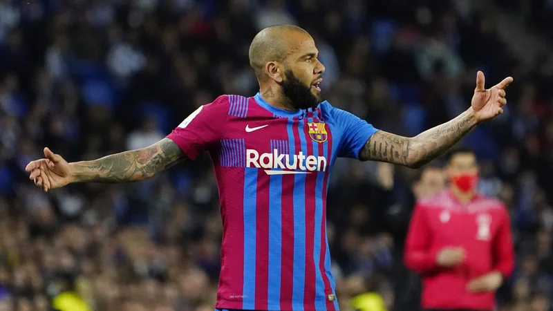 Fotografija: Dani Alves je s svojimi izkušnjami pomagal preporoditi mlade upe Barcelone. FOTO: Vincent West/Reuters
