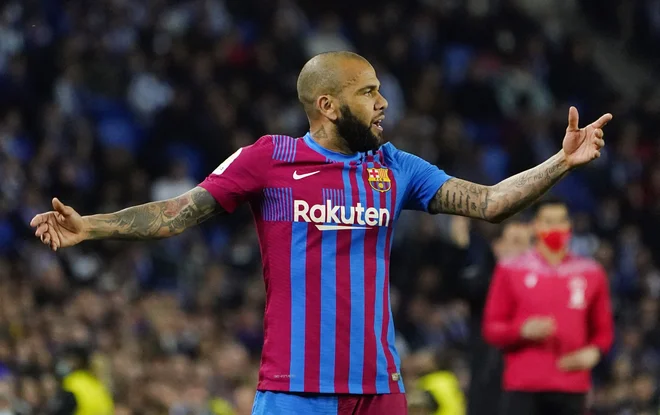 Dani Alves je s svojimi izkušnjami pomagal preporoditi mlade upe Barcelone. FOTO: Vincent West/Reuters