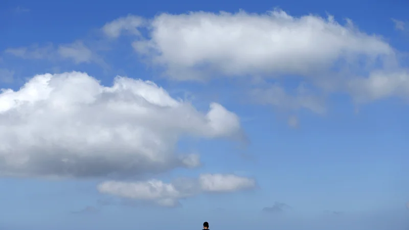 Fotografija: Poletni dnevi so tudi podaljšani čas za branje. Katere knjige priporočajo strastni knjižni molji? Foto Mike Blake/Reuters
