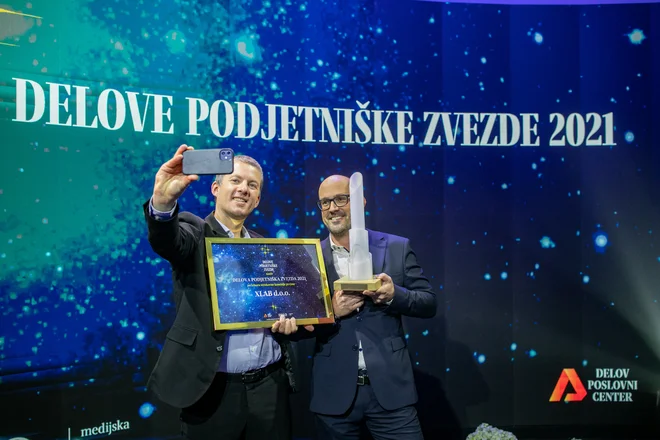 Soustanovitelj podjetja XLAB Jure Pompe (levo) in direktor Gregor Berginc na lanski prireditvi ob prevzemu nagrade Delove podjetniške zvezde 2021 FOTO: Voranc Vogel/Delo