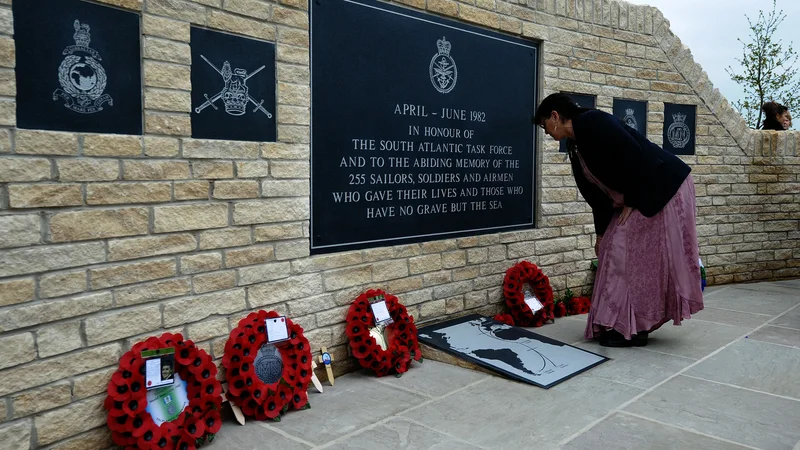 Fotografija: Tako kot Argentinci se tudi Britanci po štirih desetletjih še vedno spominjajo številnih mrtvih v tej z današnjega vidika nesmiselni vojni. FOTO: Paul Ellis/AFP
