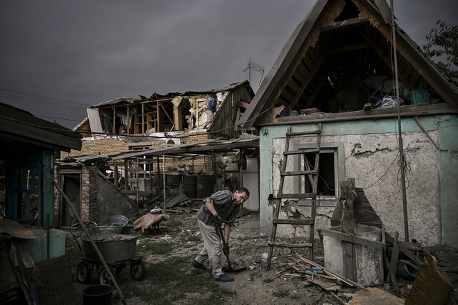 Uničene ukrajinske hiše. FOTO: Aris Messinis/AFP
