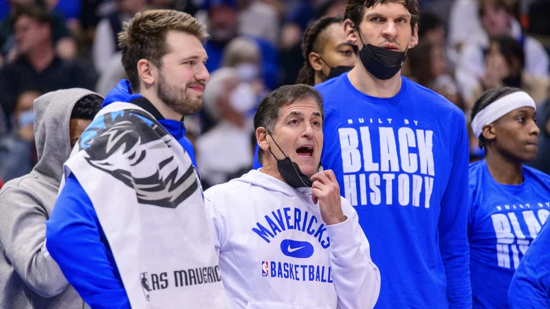 Fotografija: Lastnik ekipe Mark Cuban ob Dončiću in Bobanu Marjanoviću v drugem polčasu februarskega obračuna z Atlanta Hawks v domači dvorani American Airlines Center. FOTO: Jerome Miron/USA Today Sports