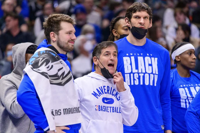 Lastnik ekipe Mark Cuban ob Dončiću in Bobanu Marjanoviću&nbsp;v drugem polčasu februarskega obračuna z Atlanta Hawks v domači dvorani American Airlines Center. FOTO: Jerome Miron/USA Today Sports
