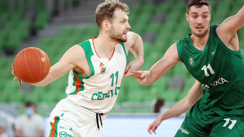 Fotografija: Jan Kosi (desno) ob Jaki Blažiču v obračunu minule sezone. FOTO: Cedevita Olimpija