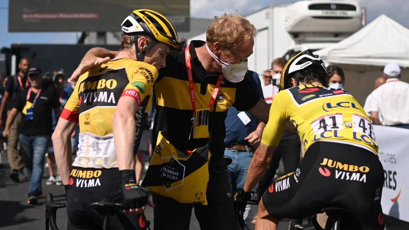 Fotografija: Jonas Vingegaard in Primož Roglič po koncu osme etape kriterija Dauphine na planoti Solaison. FOTO: Marco Bertorello/AFP