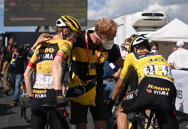 Jonas Vingegaard in Primož Roglič&nbsp;po koncu osme etape kriterija Dauphine na planoti&nbsp;Solaison. FOTO: Marco Bertorello/AFP
