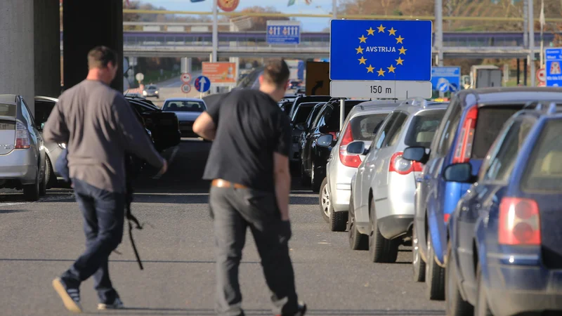 Fotografija: Med okoli 35.000 slovenskimi delavci migranti v Avstriji jih je bilo zaradi ukrepa avstrijske vlade prikrajšanih približno tretjina. FOTO: Tadej Regent/Delo
