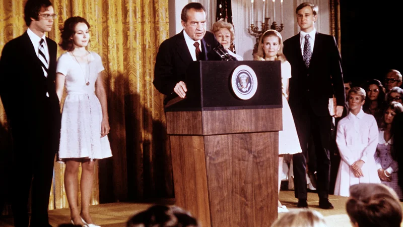 Fotografija: Po kongresni preiskavi je bil Nixon stisnjen v kot, dokazi, ki so ga bremenili, so zadoščali za obtožbo, impeachment. Preden bi bil obtožen, je avgusta 1974 odstopil. FOTO: AFP