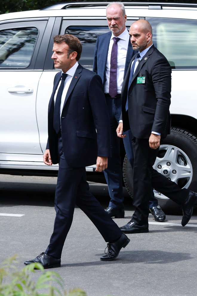 Emmanuel Macron na obisku Irpina. FOTO: Marko Djurica/Reuters
