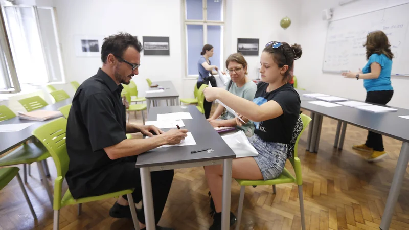 Fotografija: V šolah v manjših krajih so prepričani, da bi se k njim lahko vozili tudi dijaki iz večjih središč. FOTO: Leon Vidic/Delo
