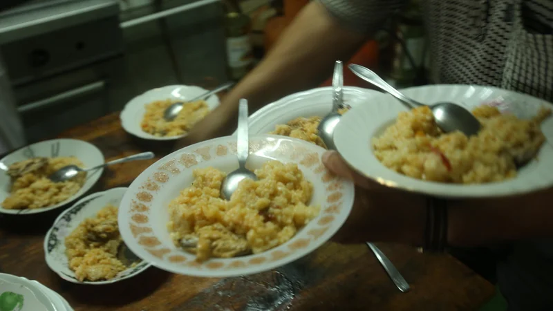 Fotografija: Socialni transferji so pomemben dejavnik zniževanja revščine. Če v dohodek ne bi šteli socialnih in družinskih prejemkov, bi bila stopnja tveganja revščine 21,2-odstotna. Foto Jure Eržen