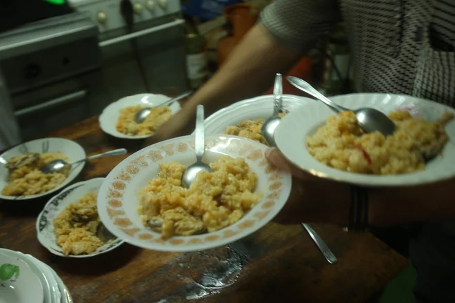 Socialni transferji so pomemben dejavnik zniževanja revščine. Če v dohodek ne bi šteli socialnih in družinskih prejemkov, bi bila stopnja tveganja revščine 21,2-odstotna. Foto Jure Eržen
