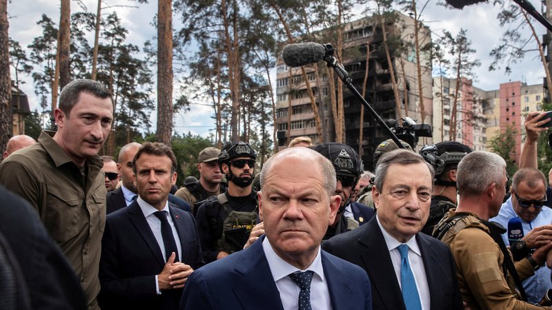 Fotografija: Francoski predsednik Emmanuel Macron, nemški kancler Olaf Scholz in italijanski premier Mario Draghi so si ogledali tudi porušeni Irpinj. FOTO: Viacheslav Ratynskyi/Reuters
