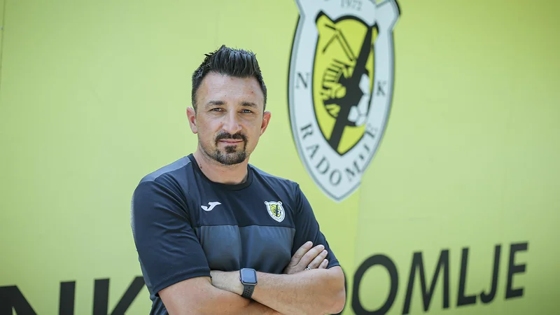 Fotografija: Nermin Bašić je Radomlje prvič vodil med letoma 2017 in 2019, kot glavni ali pomočnik trenerja pa je sedel tudi na klopeh Travnika, Jajca, Simin Hana, Tuzle, Gorice ter angolskega Primeira de Agosta in egiptovskega Ismailyja. FOTO: Jože Suhadolnik/Delo