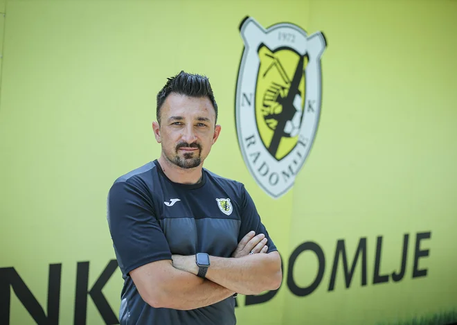 Nermin Bašić je Radomlje prvič vodil med letoma 2017 in 2019, kot glavni ali pomočnik trenerja pa je sedel tudi na klopeh Travnika, Jajca, Simin Hana, Tuzle, Gorice ter angolskega Primeira de Agosta in egiptovskega Ismailyja. FOTO: Jože Suhadolnik/Delo
