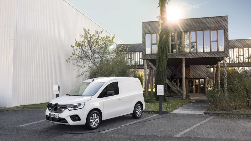 Fotografija: Renault velja z modelom kangoo v segmentu lahkih gospodarskih vozil za tržnega vodjo tako pri nas kot v Evropi. FOTO: Renault