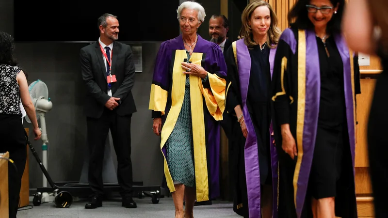 Christine Lagarde, predsednica ECB, je prejšnji teden prejela častni doktorat univerze London School of Economics, a ji ta naslov ne bo nič olajšal težkih odločitev v povezavi z denarno politiko.

FOTO: Peter Nicholls/Reuters
