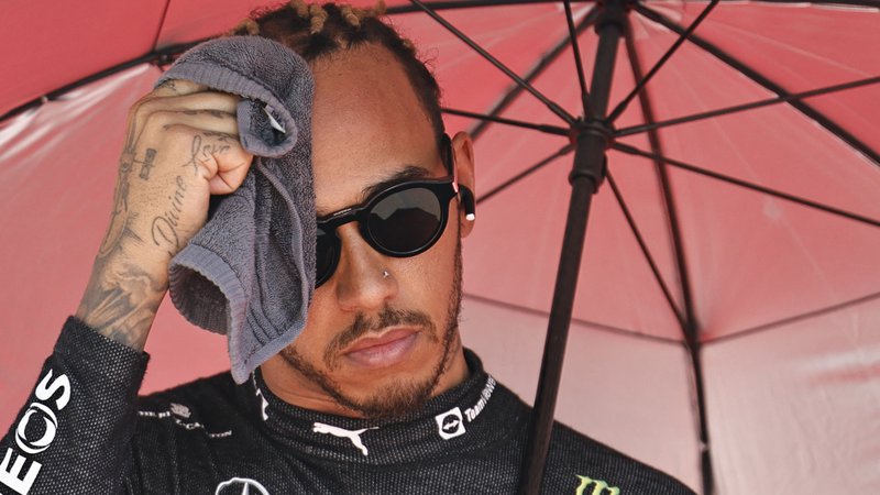 Fotografija: Lewis Hamilton se v zadnjem obdobju pogosto drži za glavo. FOTO: Hamad I Mohammed/Reuters

