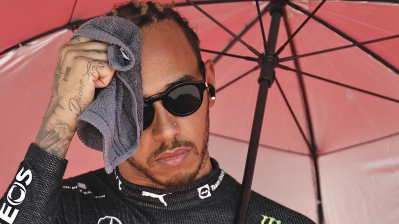 Fotografija: Lewis Hamilton se v zadnjem obdobju pogosto drži za glavo. FOTO: Hamad I Mohammed/Reuters