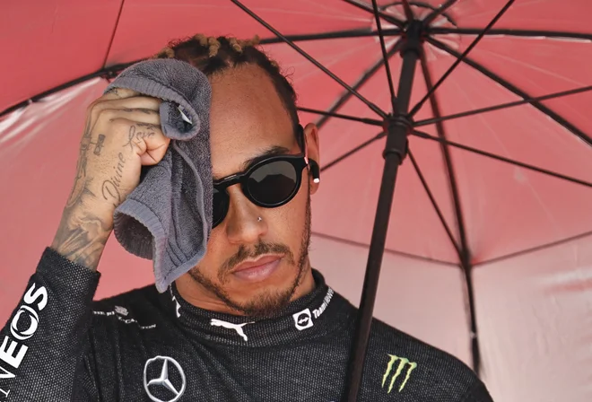 Lewis Hamilton se v zadnjem obdobju pogosto drži za glavo. FOTO: Hamad I Mohammed/Reuters
