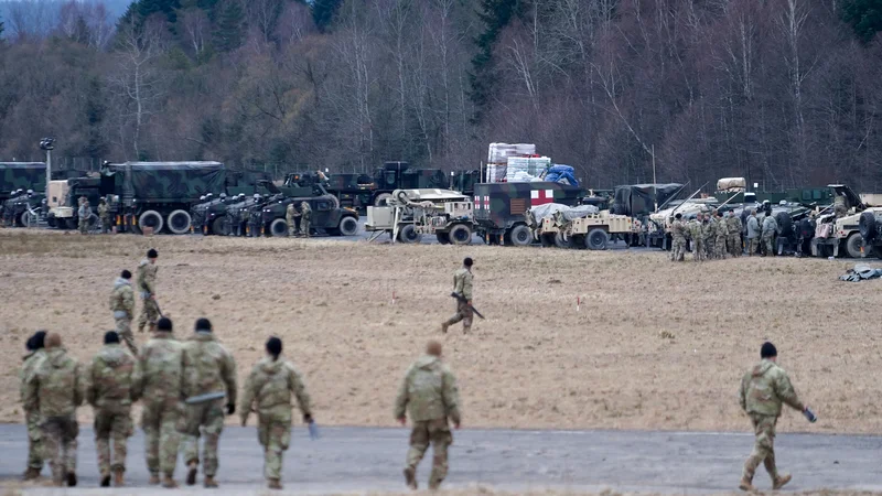 Fotografija: Na fotografiji vojaško taborišče v bližini poljskega mesta Przemysl, šest kilometrov od ukrajinske meje ter ameriški vojaki, ki so tam v okviru Nata. FOTO: Bryan Woolston/Reuters